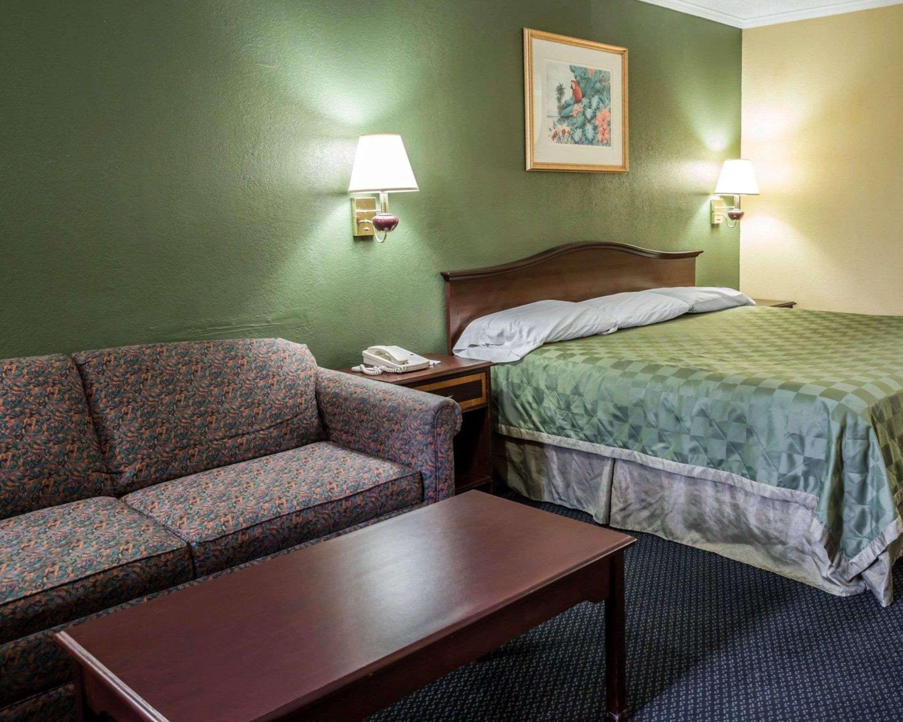 Rodeway & Hwy 64 Hotel Plymouth
