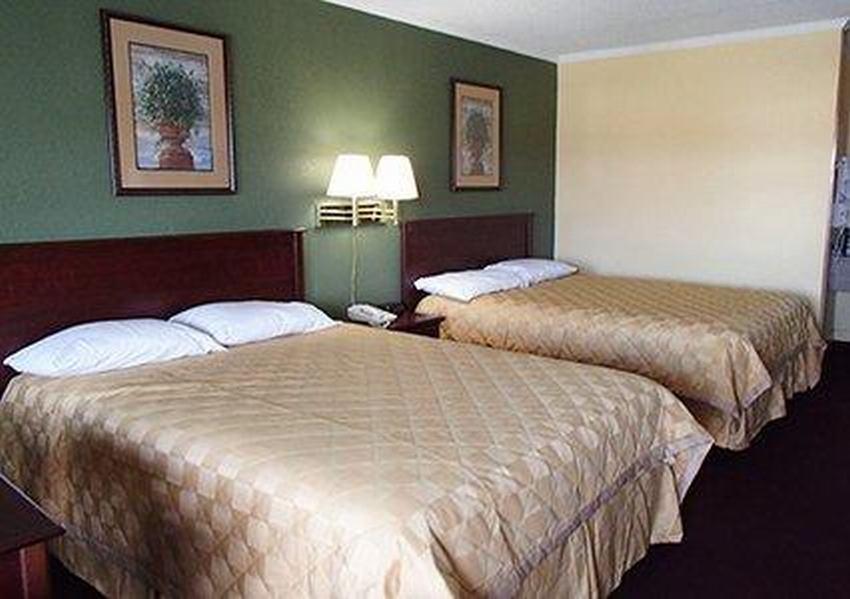 Rodeway & Hwy 64 Hotel Plymouth
