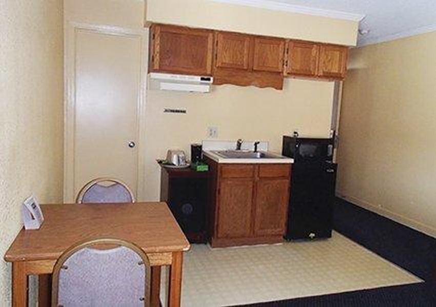 Rodeway & Hwy 64 Hotel