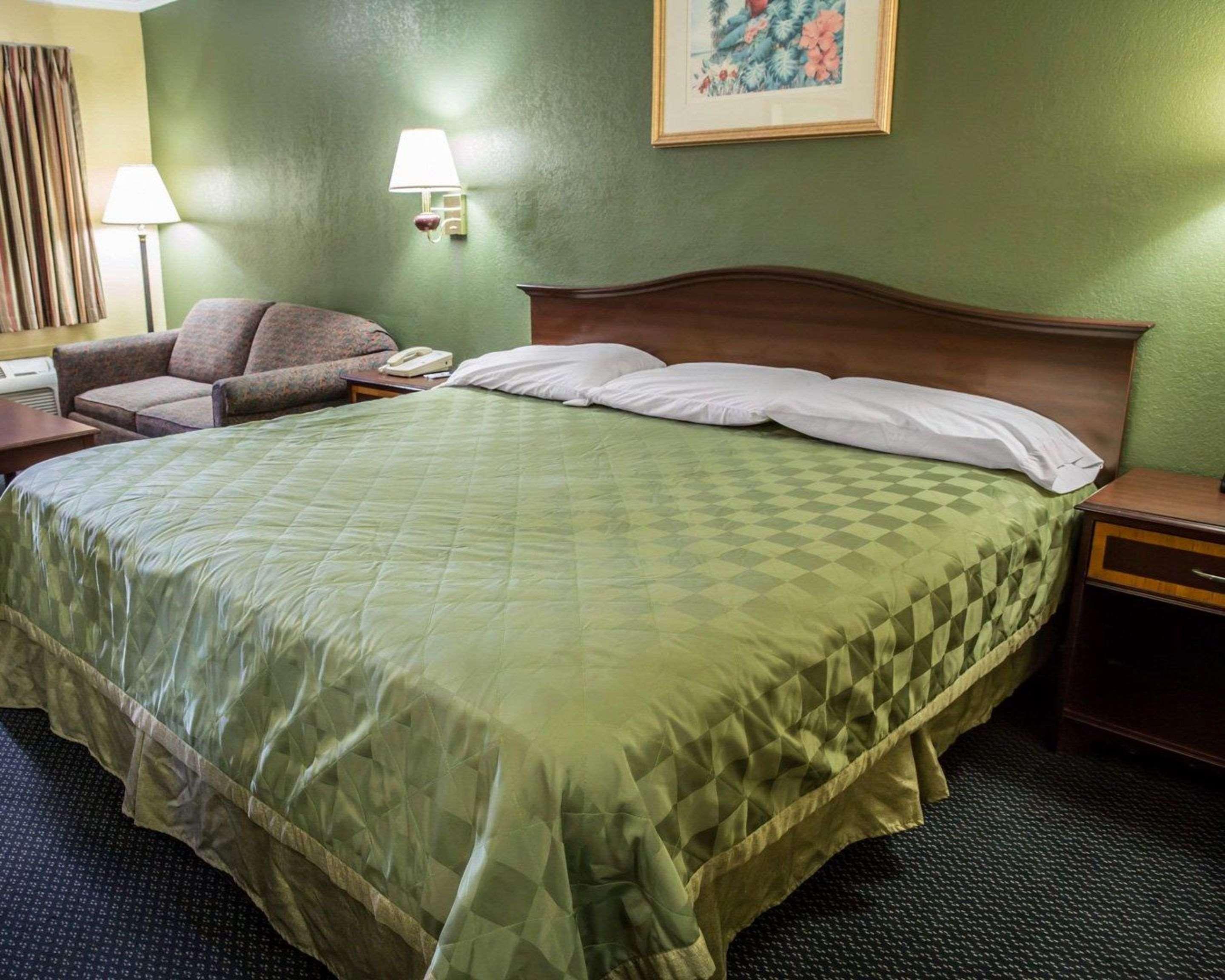 Hotel Rodeway & Hwy 64 Plymouth
