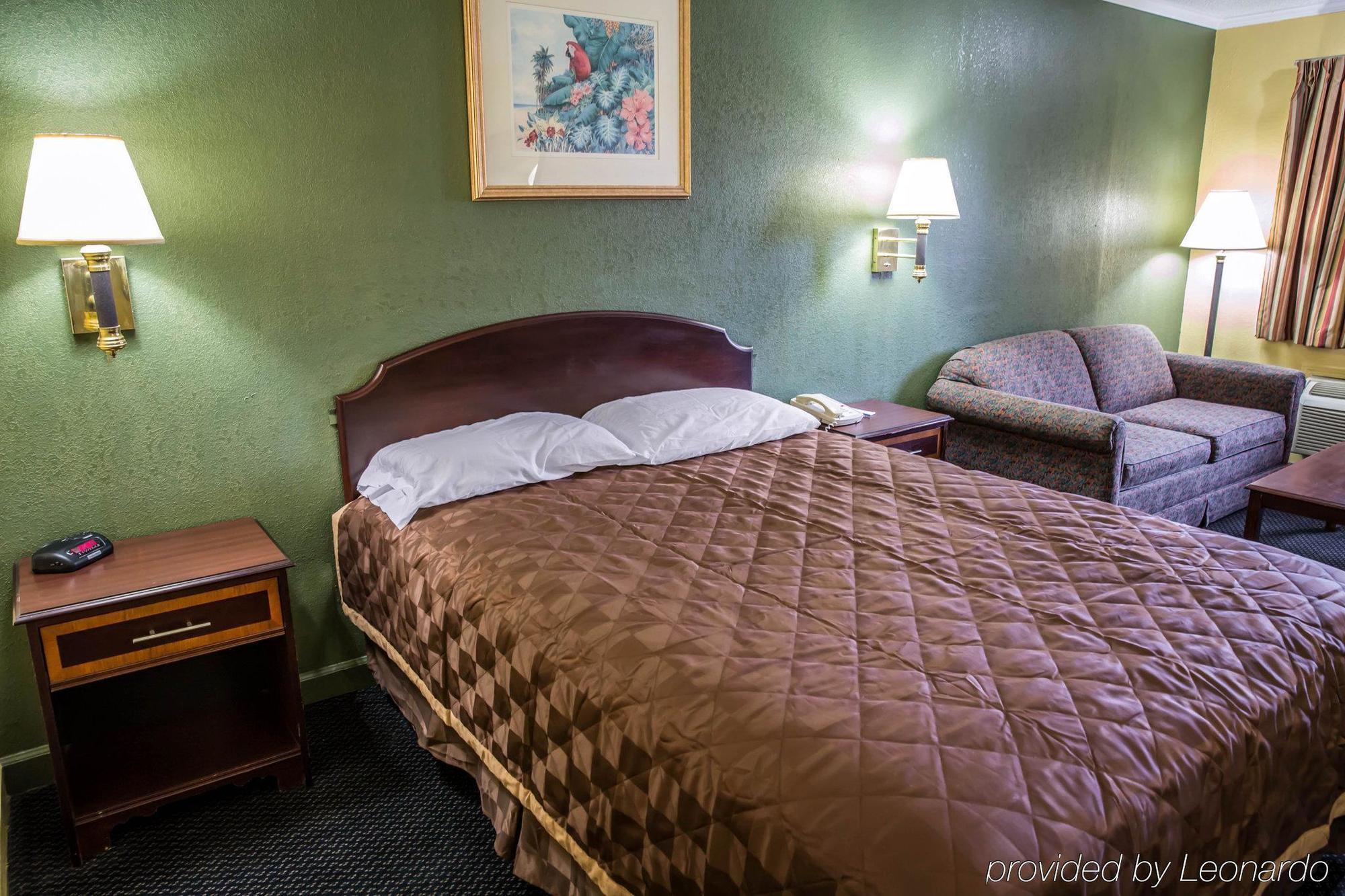 Hotel Rodeway & Hwy 64 2*