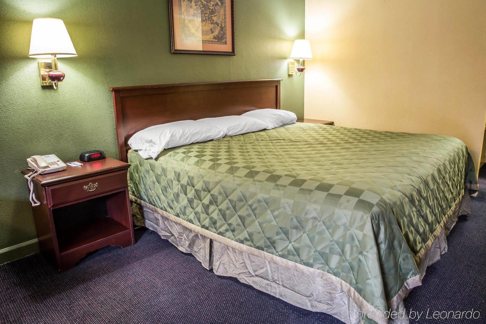 Rodeway & Hwy 64 Hotel Plymouth