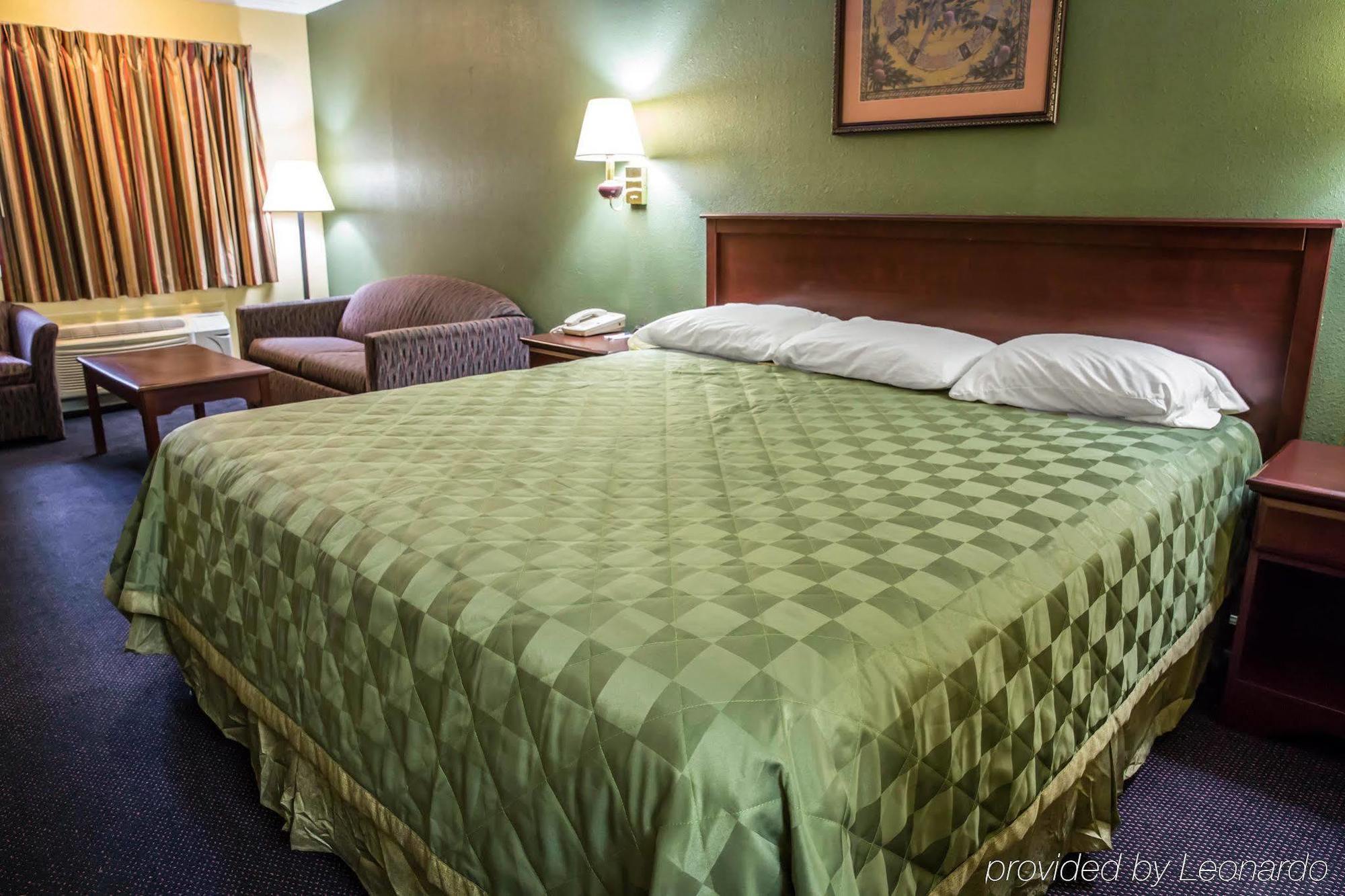 Rodeway & Hwy 64 Hotel