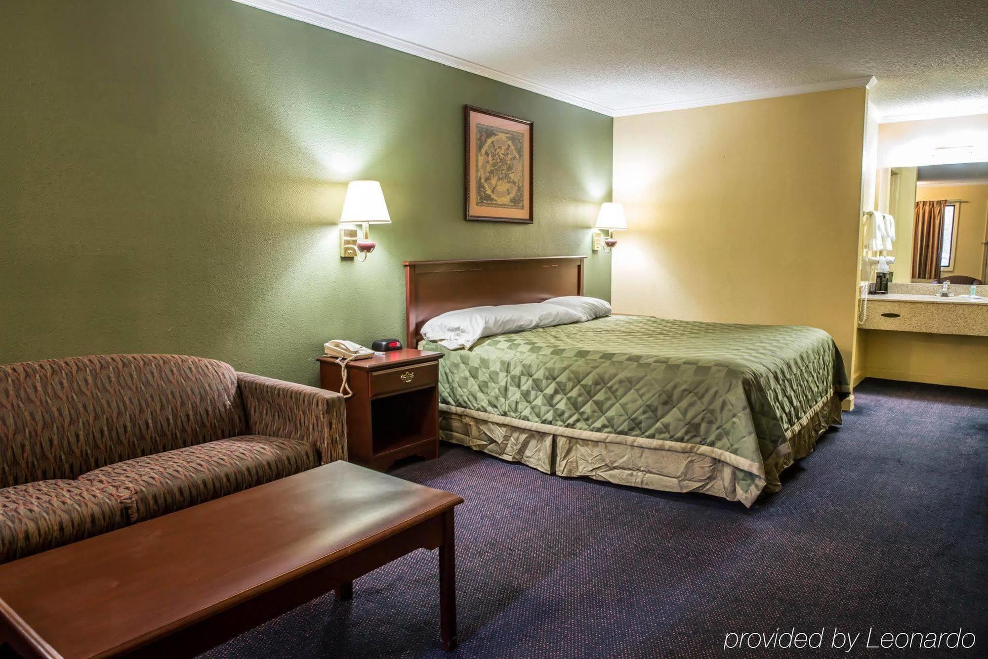 Hotel Rodeway & Hwy 64 Plymouth