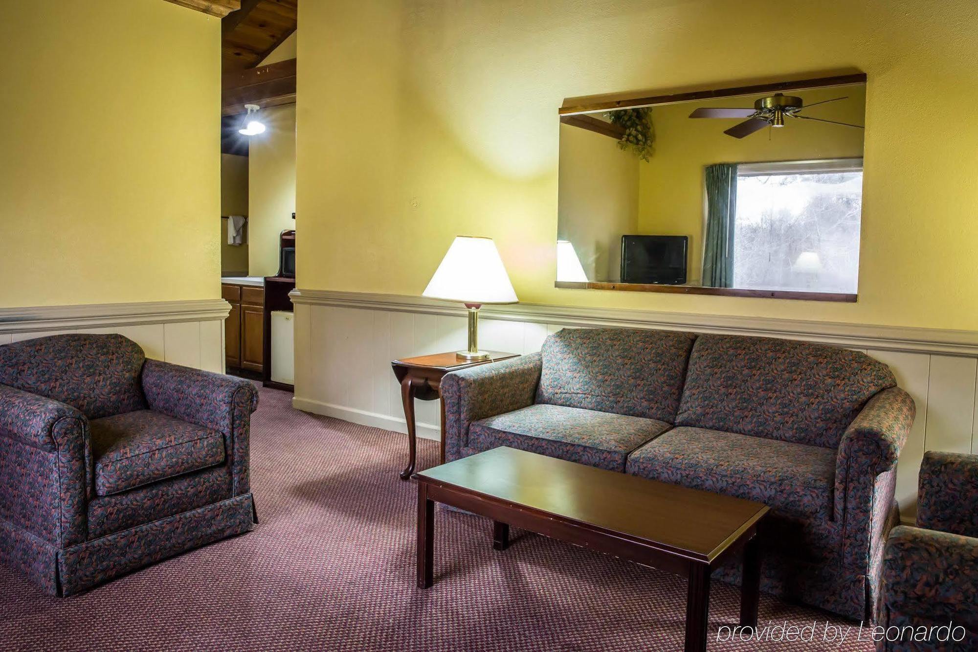 Rodeway & Hwy 64 Hotel Plymouth