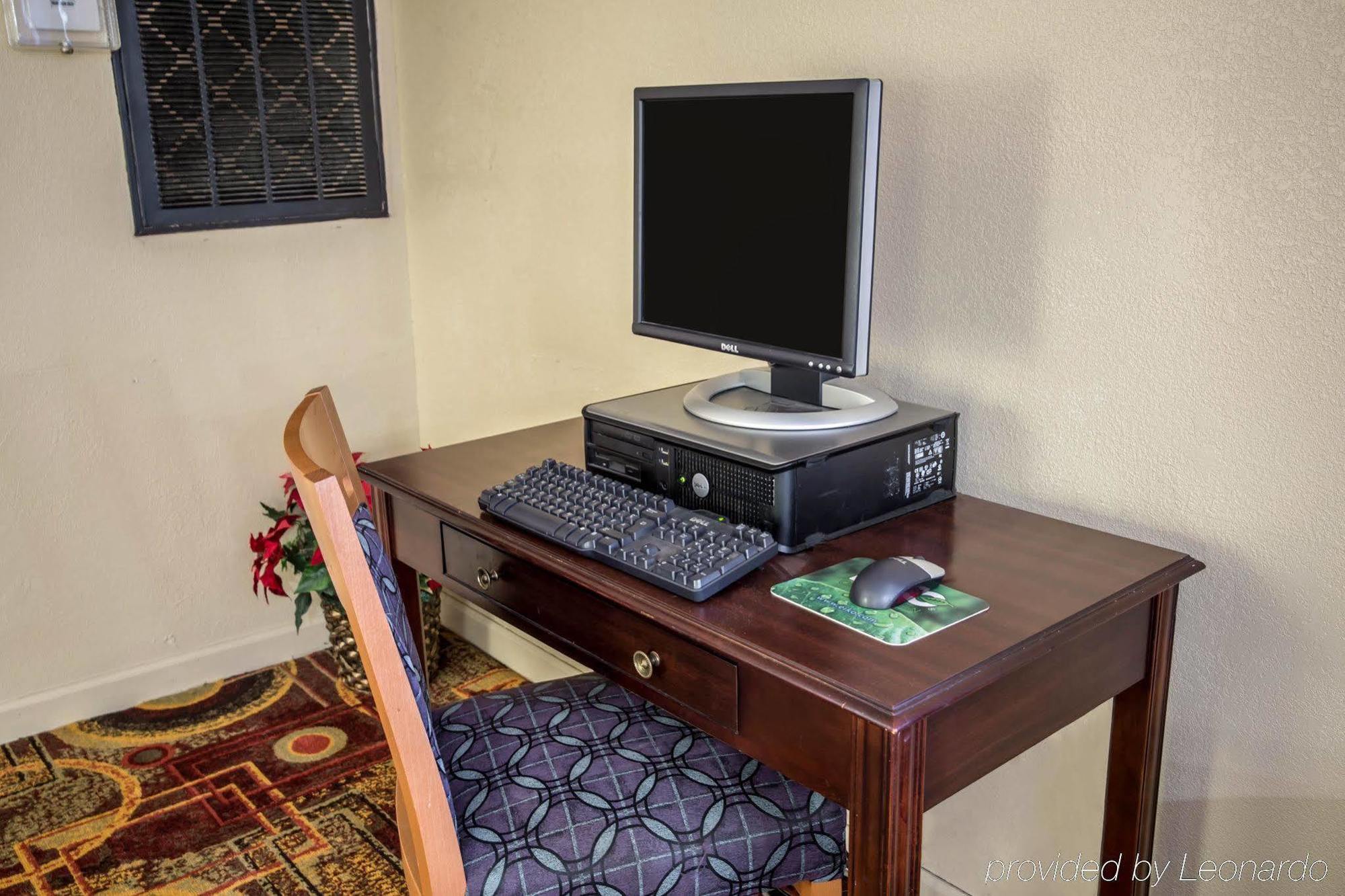 Hotel Rodeway & Hwy 64 2*
