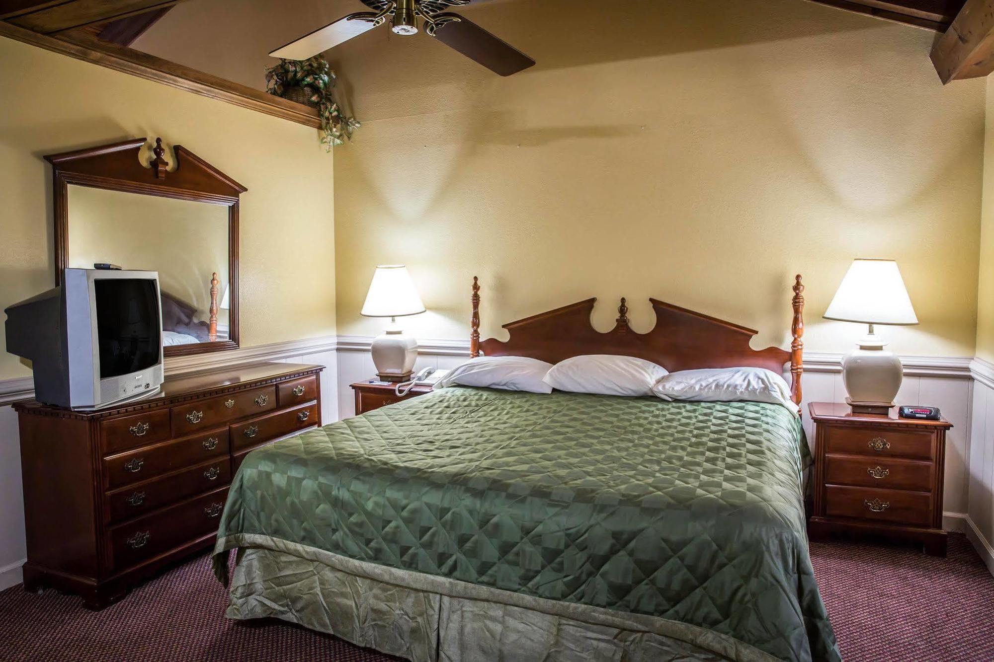 Rodeway & Hwy 64 Hotel