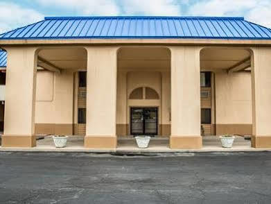 Hotel Rodeway & Hwy 64